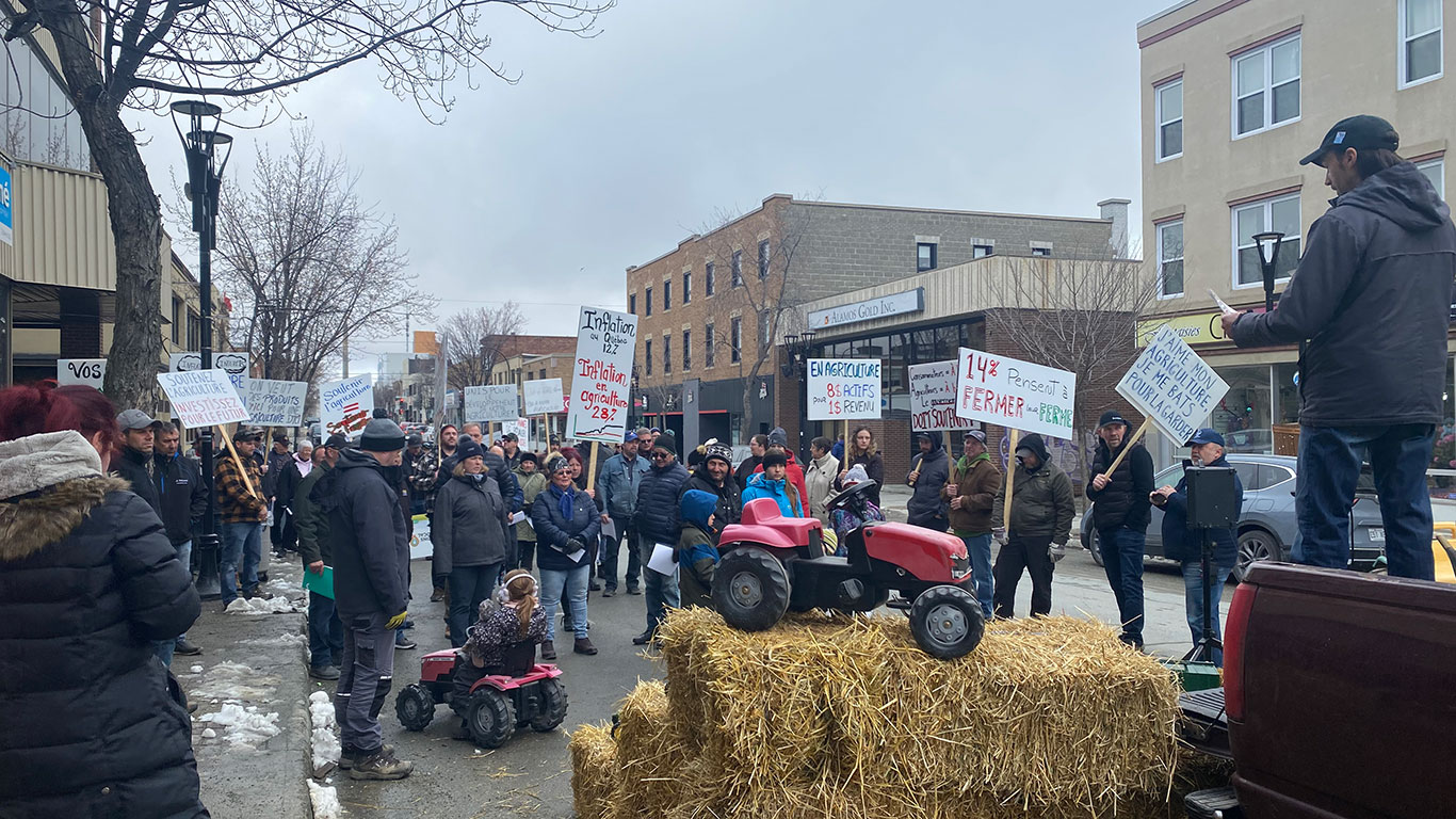 Une centaine de producteurs de l’Abitibi-Témiscamingue se sont donné rendez-vous, le matin du 26 avril, devant le bureau du député caquiste de Rouyn-Noranda–Témiscamingue, Daniel Bernard. Photos : Émilie Parent-Bouchard