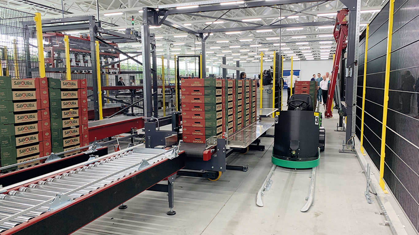 Le travail d’un robot qui transporte des boîtes vers le convoyeur sans intervention humaine a fait l’objet d’une démonstration lors de l’inauguration de la nouvelle usine Savoura de Sainte-Sophie. Photo : Caroline Morneau/TCN