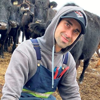 Le retour en région appelait Pierre-Olivier, qui était soudeur dans le nord du Québec, à reprendre la ferme familiale et se lancer dans l’acériculture. Photo : Gracieuseté de Pierre-Olivier Lecours