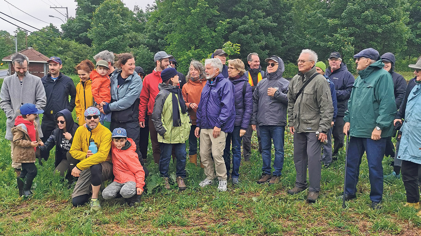 Le 18 juin, une trentaine de citoyens du collectif Sauvetage du patrimoine agricole à Lévis et Beaumont ont manifesté leur désir de voir les terres initialement destinées au projet Rabaska retrouver le zonage agricole. Photo : Gracieuseté de Valérie Cayouette-Guilloteau