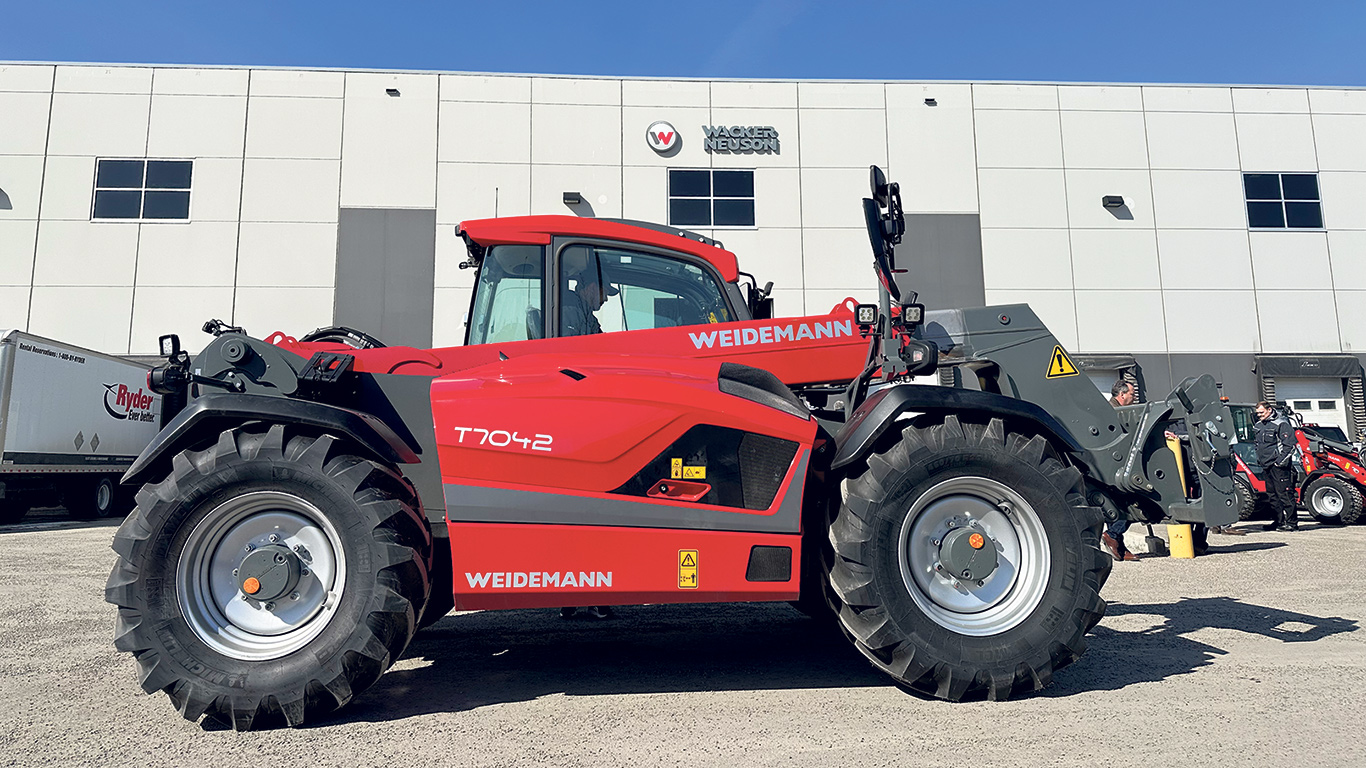 Le chariot télescopique T7042 convient très bien pour un parc d’engraissement, une grande ferme laitière ou un producteur de foin de commerce. Photos : Gracieuseté