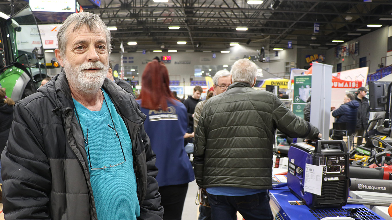 Rosaire Ouellet, rencontré au Salon agro-machinerie de La Pocatière, en mars dernier. Photo : Maurice Gagnon/Archives TCN