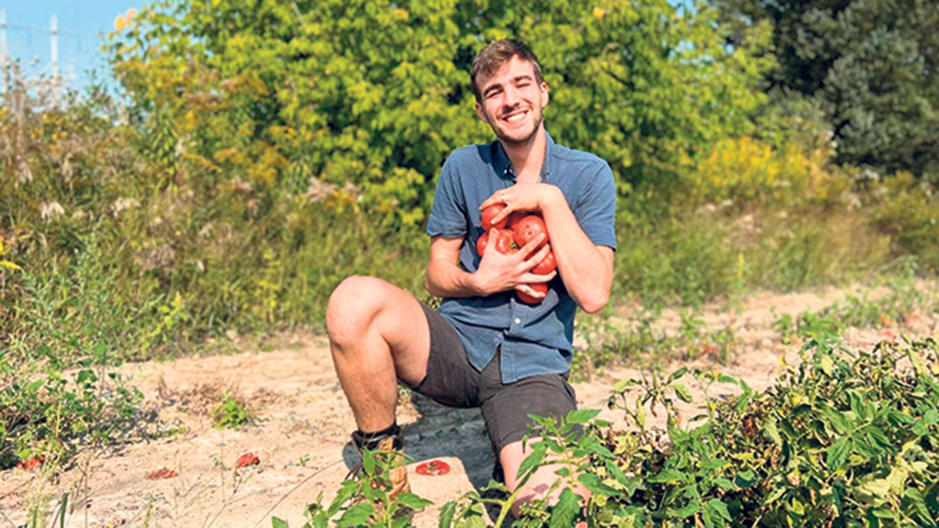 Passionné d’agriculture depuis qu’il est jeune, Maxime Tétreault a agrandi le jardin d’année en année, à l’insu de ses parents. Photo : Gracieuseté de Maxime Tétreault