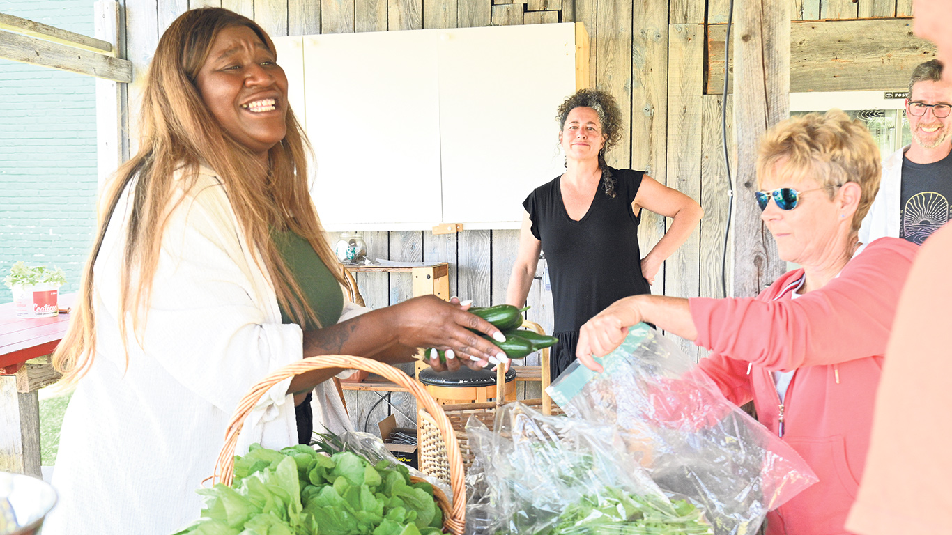 À la ferme maraîchère Les Jardins du coin, quelques clients ont eu la chance d’être servis par la chanteuse Mélissa Bédard. Photo : Gracieuseté de l’UPA