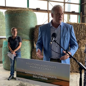 En présence du président de l’UPA, Martin Caron, la ministre fédérale de l’Agriculture, Marie-Claude Bibeau, a annoncé que 16 M$ sur cinq ans seront injectés pour le déploiement au Québec de deux nouveaux laboratoires vivants qui feront suite aux travaux tenus au lac Saint-Pierre, de 2020 à 2023. Photo : Caroline Morneau/TCN