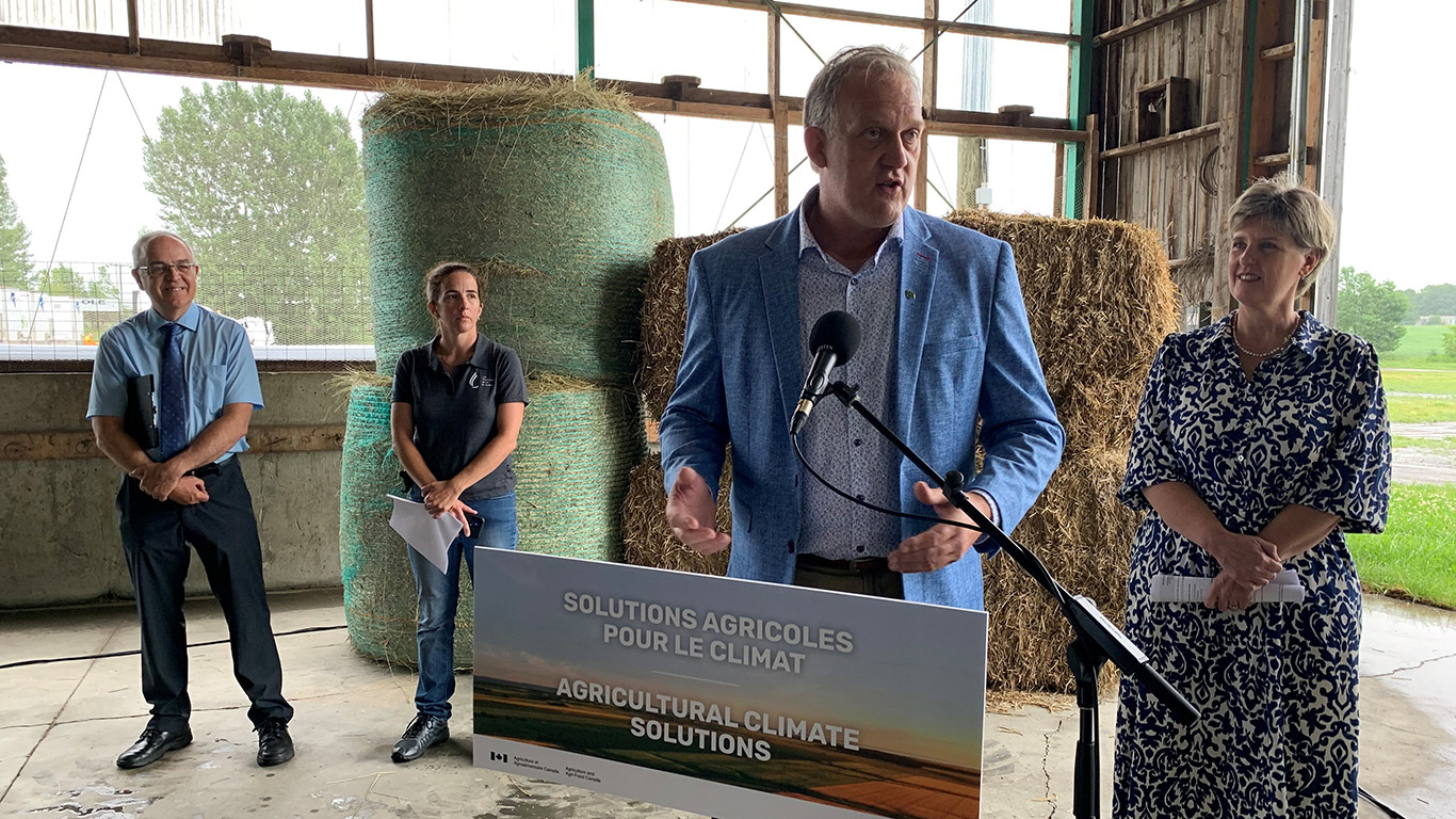 En présence du président de l’UPA, Martin Caron, la ministre fédérale de l’Agriculture, Marie-Claude Bibeau, a annoncé que 16 M$ sur cinq ans seront injectés pour le déploiement au Québec de deux nouveaux laboratoires vivants qui feront suite aux travaux tenus au lac Saint-Pierre, de 2020 à 2023. Photo : Caroline Morneau/TCN