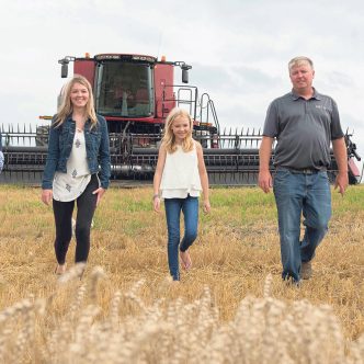 Ralph Lang, Melanie Walls et leurs enfants Kindal, Merissa et Ryan. En 2018, la ferme a terminé au 1er rang régional dans la catégorie argent de l’Ordre national du mérite agricole. Photo : Éric Labonté, MAPAQ