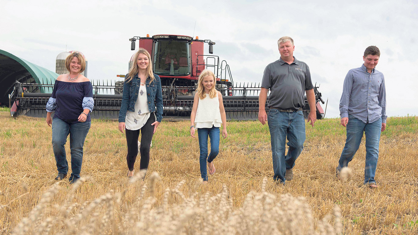 Ralph Lang, Melanie Walls et leurs enfants Kindal, Merissa et Ryan. En 2018, la ferme a terminé au 1er rang régional dans la catégorie argent de l’Ordre national du mérite agricole. Photo : Éric Labonté, MAPAQ