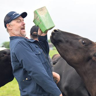 Le comédien Fabien Cloutier a été agréablement surpris par la diversité de l’offre agrotouristique de la région de son enfance. Photo : Gracieuseté de l’UPA