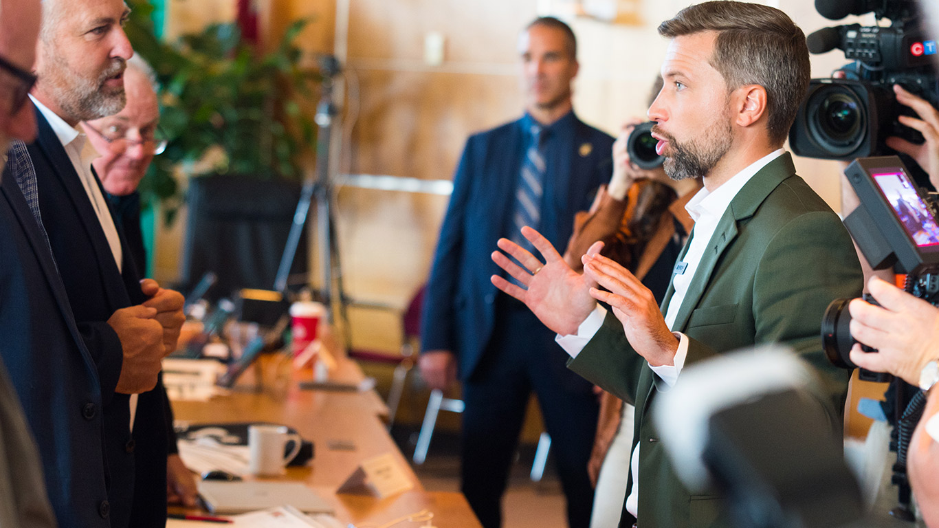 « On demande au gouvernement de la Coalition avenir Québec des mesures d'aide d'urgence pour aider les agriculteurs à faire face à ce contexte-là et à s’adapter aux changements climatiques », a lancé le chef parlementaire solidaire, Gabriel Nadeau-Dubois, en entrevue avec La Presse Canadienne. Photo : Martin Ménard/Archives TCN