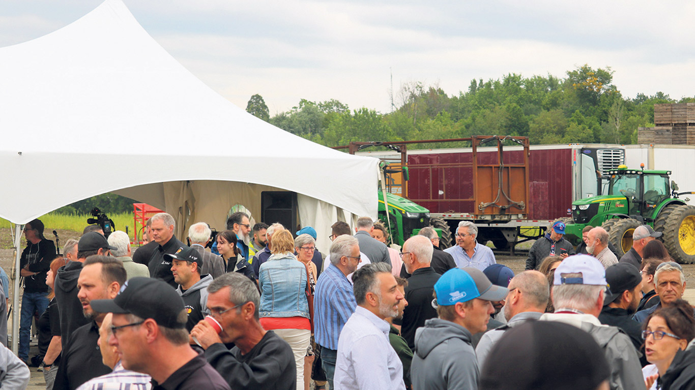 Le 4 août, à Sainte-Clotilde, en Montérégie, une centaine de producteurs maraîchers se sont réunis, à l’invitation de l’Union des producteurs agricoles, pour réclamer une aide de Québec. Photo : Nazdar Roy/TCN