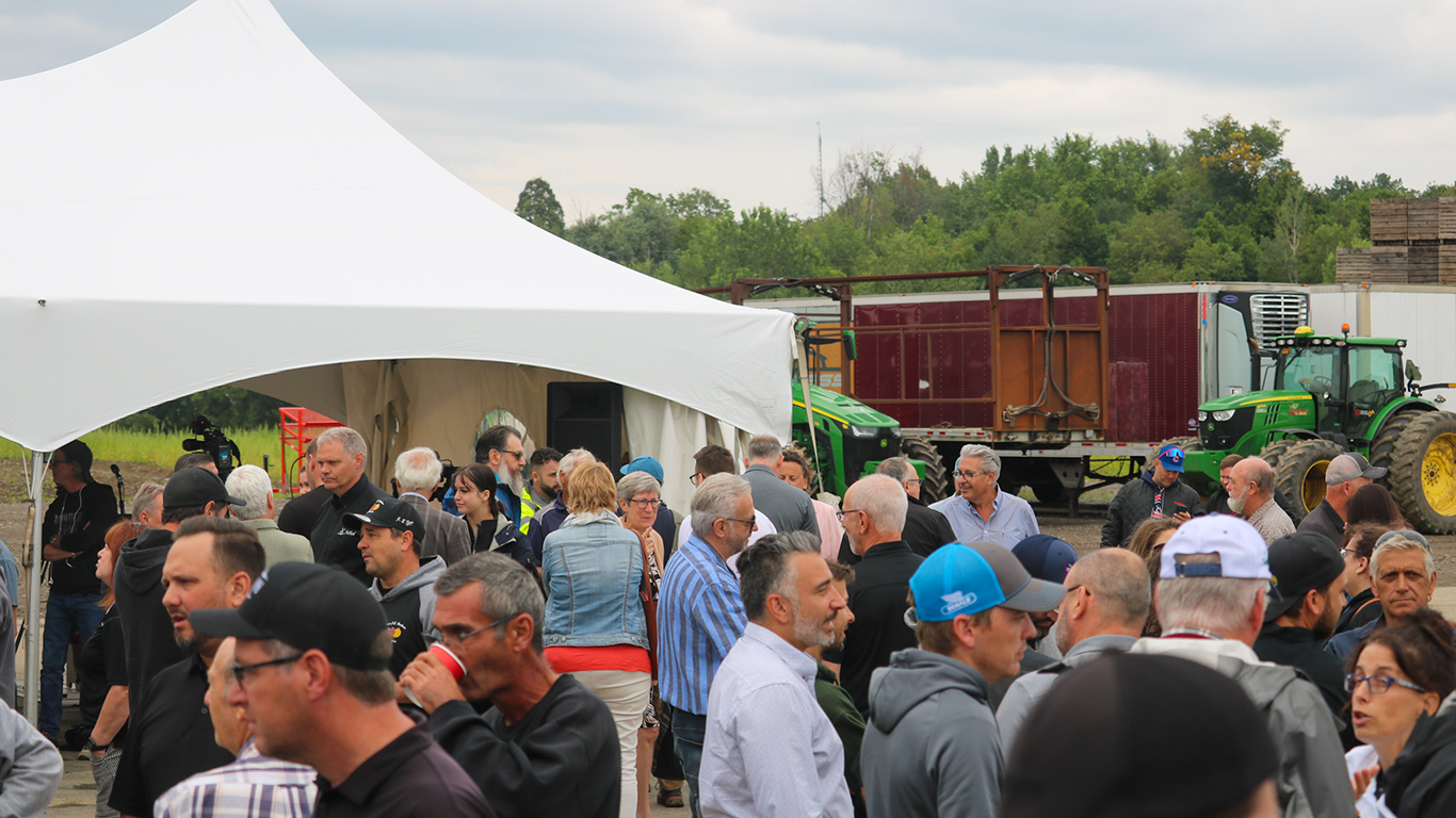 Le 4 août, à Sainte-Clotilde, en Montérégie, une centaine de producteurs maraîchers se sont réunis, à l’invitation de l’Union des producteurs agricoles, pour réclamer une aide de Québec. Photo : Nazdar Roy/TCN