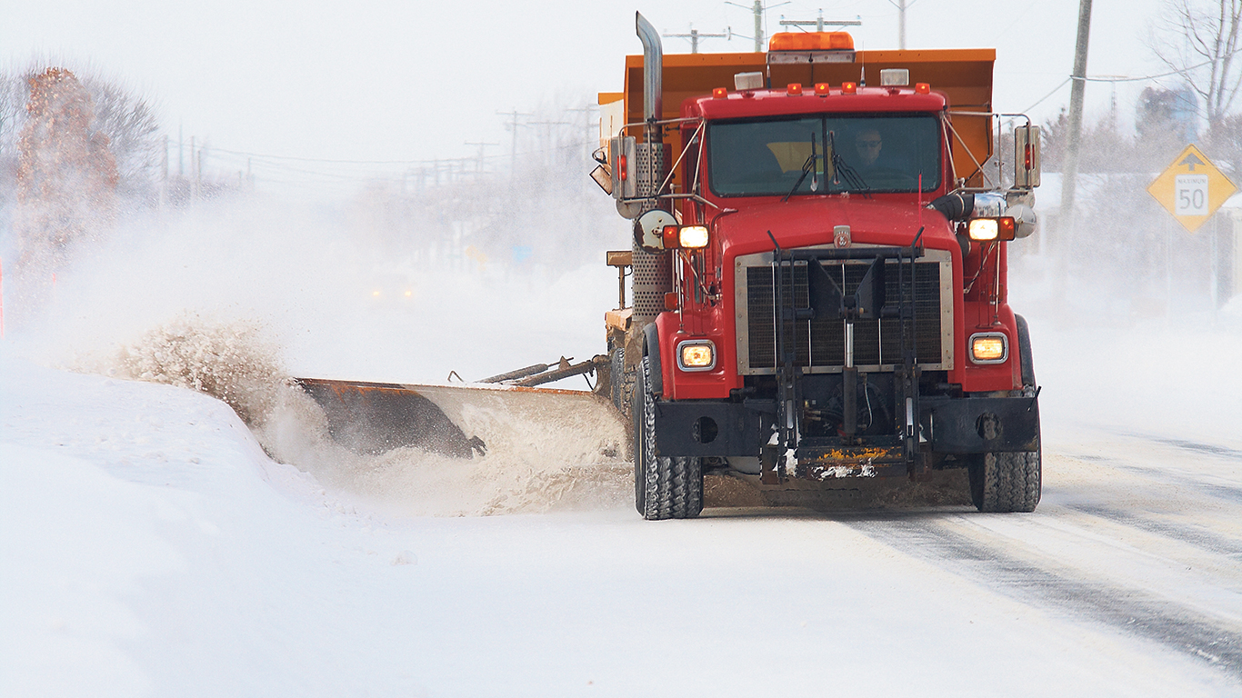 Les nouveaux règlements dans certaines municipalités, comme le stationnement permis de nuit, compliquent le travail des déneigeurs. Photo : Archives/TCN