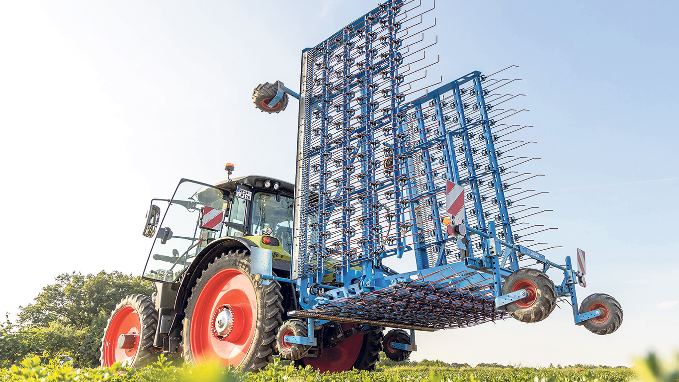 Les dents de la herse Thulit, de Lemken, se replient automatiquement pour le transport.