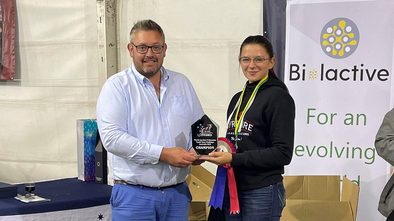 Léanne Martel, revient championne d’une compétition en Australie, où de jeunes participants de sept pays différents étaient évalués sur leurs compétences à faire parader et à juger des génisses Ayrshire. Photo : Gracieuseté de Léanne Martel