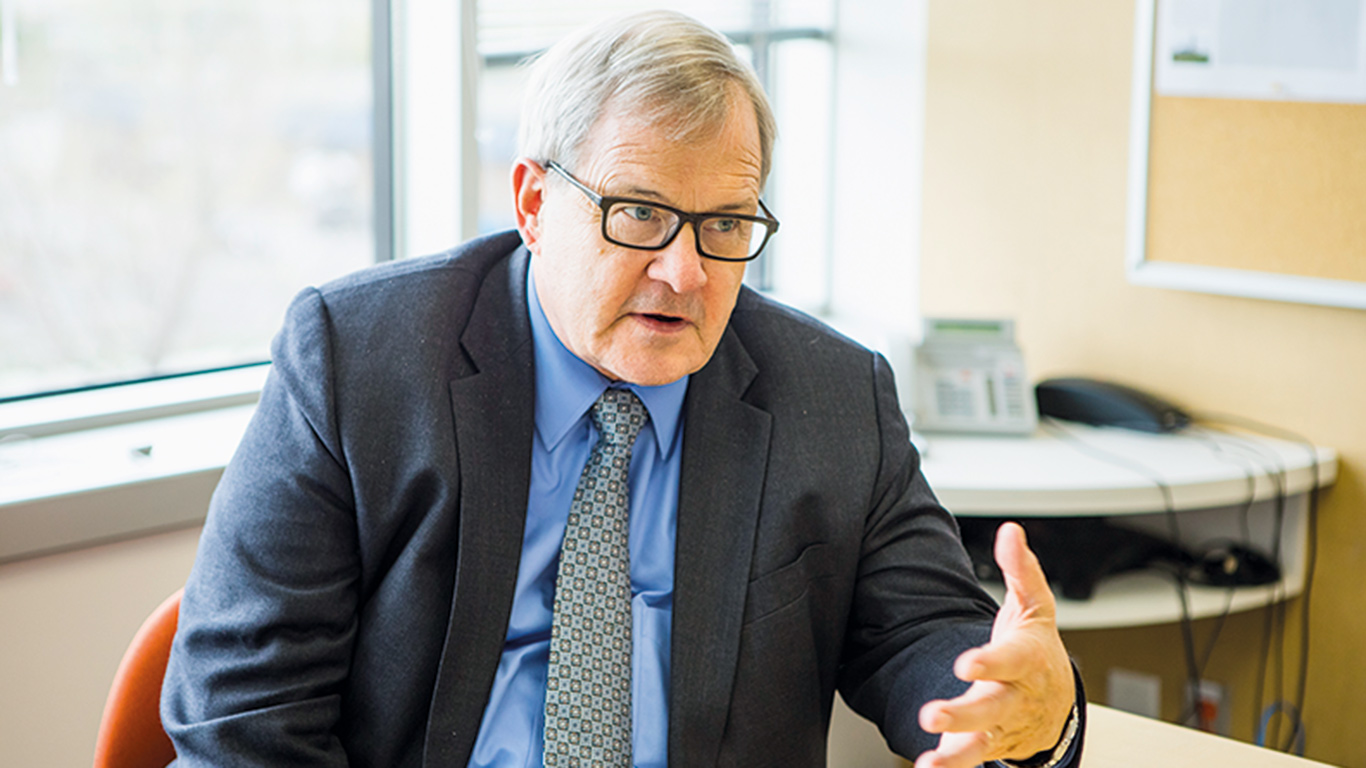 Lawrence MacAulay, photographié en 2017 lors de son passage dans les bureaux de La Terre, pendant son précédent mandat comme ministre fédéral de l’Agriculture. Photo : MarieMichèle Trudeau/Archives TCN