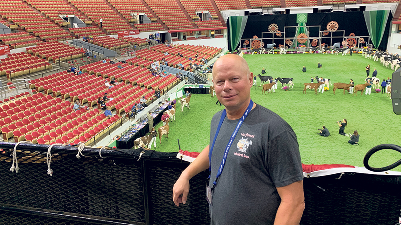 À deux occasions, en 2019 et en 2022, André Vigneault a été invité à la World Dairy Expo de Madison pour superviser les étudiants en radiologie, là-bas, qui font des échographies animales. Comme il ne peut pas exercer comme vétérinaire aux États-Unis, il y était pour partager son expertise en épaulant l’équipe responsable de l’éthique. Photo : Gracieuseté d’André Vigneault