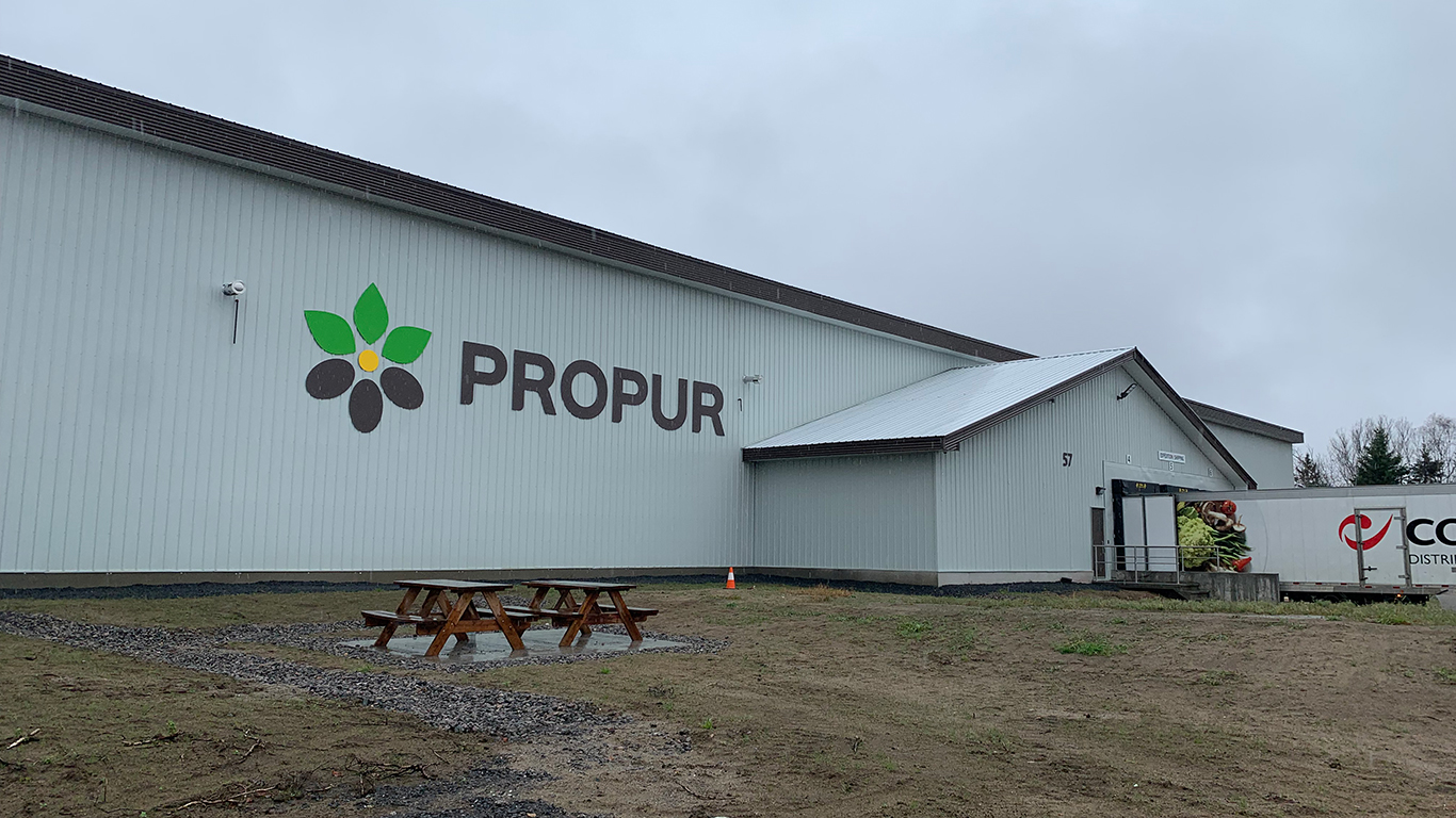 La nouvelle usine d’emballage de Propur, une filiale de Québec Parmentier, a été inaugurée il y a deux mois à Saint-Ambroise, au Saguenay–Lac-Saint-Jean. Photo : Caroline Morneau/TCN