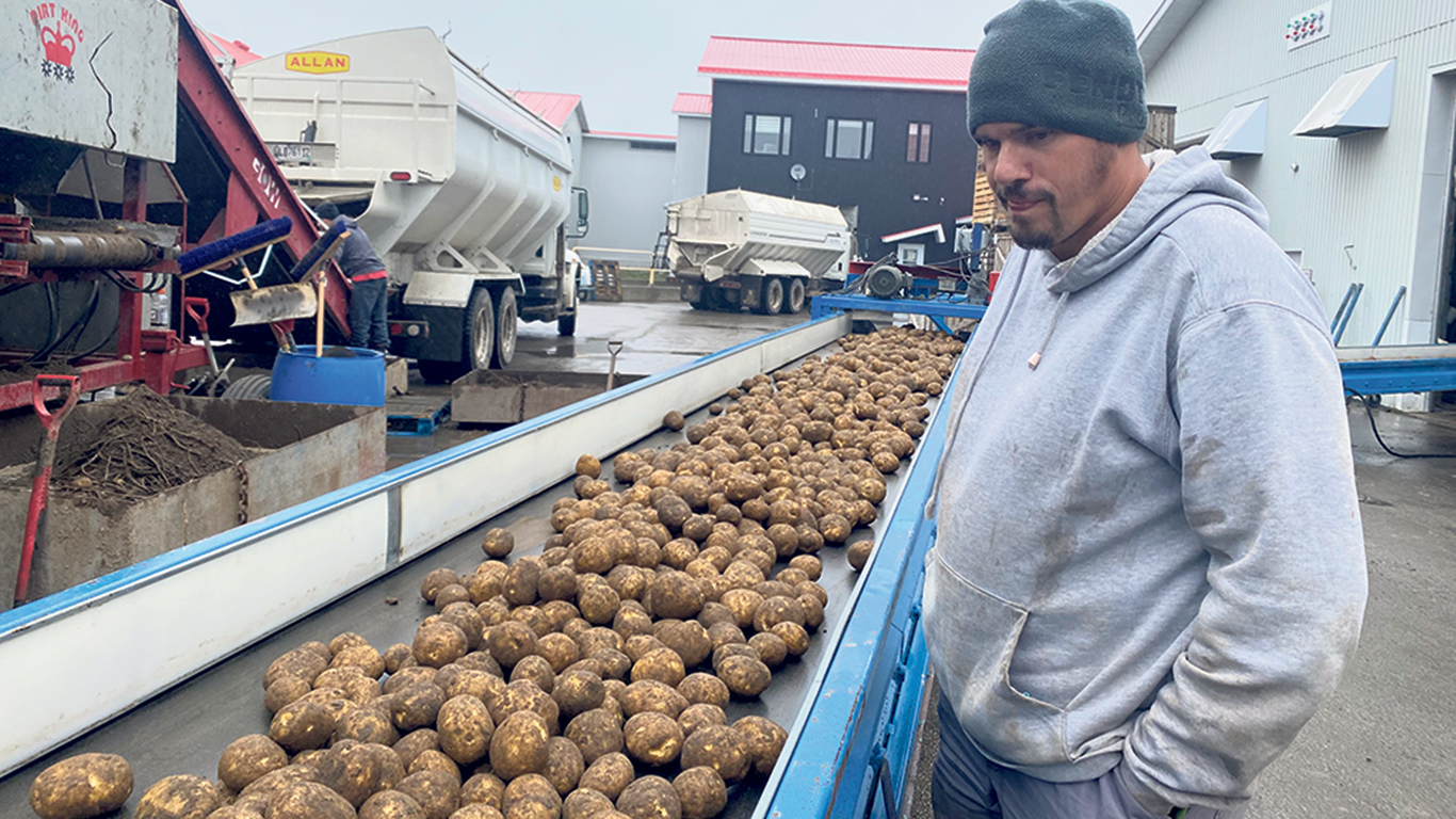 Parmi les quatre actionnaires de Lunick, le spécialiste des sols Matthieu Berthelot regarde le fruit de son labeur des derniers mois se concrétiser sous ses yeux. Ce Français retrouve au Témiscamingue des similitudes avec sa Bourgogne natale : « Il n’y a personne, c’est calme et on a la sainte paix! » Photos : Émilie Parent-Bouchard