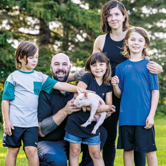 Louis-Philippe et sa conjointe Claude-Émilie, entourés de leurs enfants, Clovis, 7 ans, Romy, 6 ans et Sacha, 8 ans. Photo : Pascal Ratthé