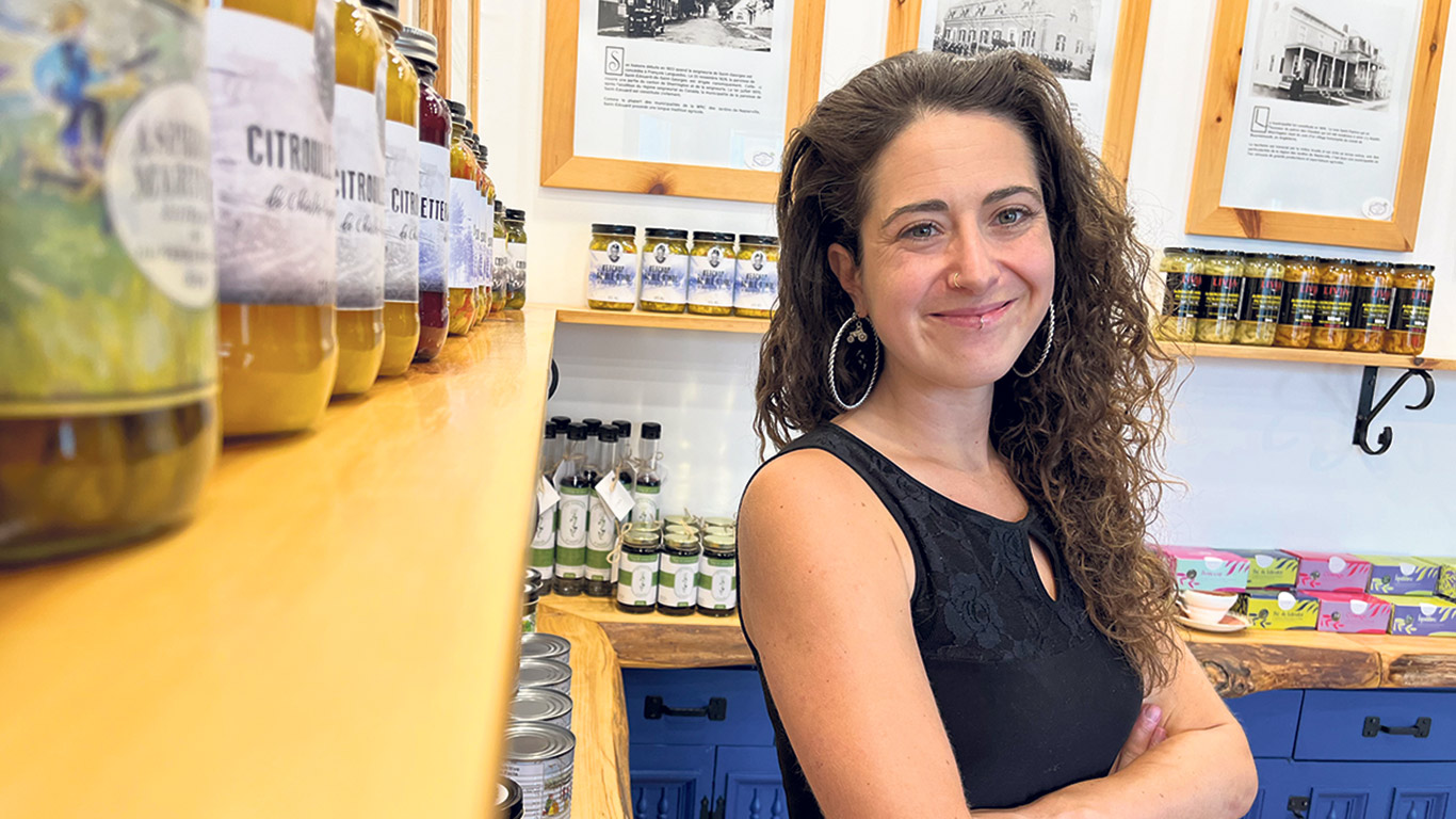 Avec son commerce, Marie-Ève Dupont souhaite garder bien en vie les recettes de marinade des villages. « C’étaient des recettes pour la survie », souligne-t-elle. Photo : Martin Ménard/TCN