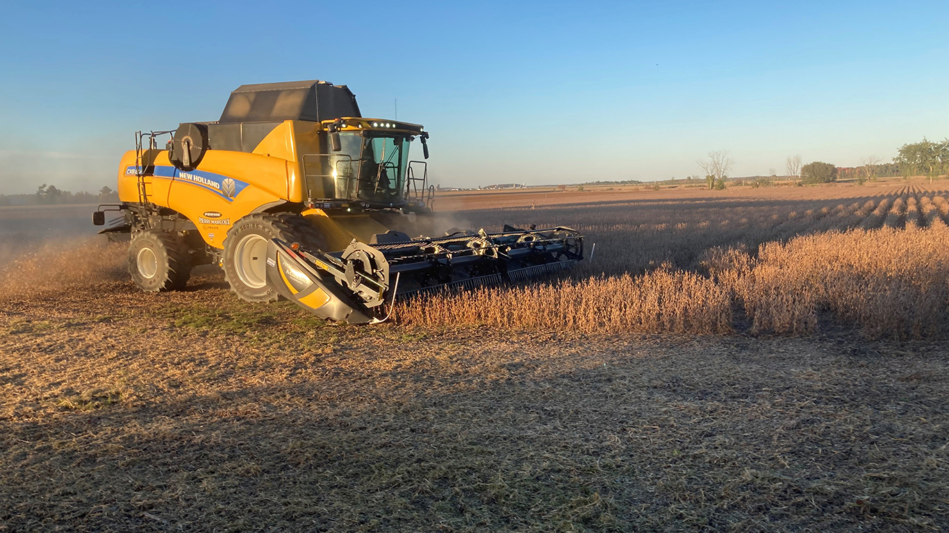 Le milieu agricole est sous pression, tout particulièrement les fermes qui se sont endettées et qui ont opté pour un emprunt à court terme, lequel a dû être renouvelé à un taux d’intérêt beaucoup plus élevé. D’un autre côté, il y a des fermes qui s’en tirent bien, comme en fait foi le prix des terres qui continue de s’accroître. Crédit : Martin Ménard/Archives TCN