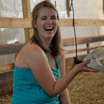 On peut compter sur le bout des doigts les gens de la région de New Richmond, en Gaspésie, qui ne connaissent pas la présidente de l’Association de la relève agricole de la Gaspésie-Les-Îles (ARAGÎM), Alex-Émilie Plourde-Leblanc. Pour cette femme de 32 ans et mère des trois jeunes enfants, l’implication à l’extérieur du travail est fondamentale et est née de sa curiosité à comprendre, à vouloir se dépasser, à faire avancer les choses et avoir un impact positif sur son milieu.