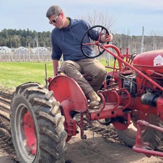 Louis Vaillancourt est l’un des rares à accepter de parler ouvertement de faillite. « Quand on a parti la ferme, en 2014, la maison était claire, on n’avait pas de paiement d’auto et j’avais un peu de REER. J’ai mis en jeu ma vie, mes avoirs et mes économies dans la ferme. Là, en 2023, je fais faillite. Je perds tout. C’est pathétique! Présentement, je te parle d’un téléphone cellulaire qui n’est même pas à moi… », témoigne-t-il, douloureusement. Photo : Gracieuseté de Louis Vaillancourt