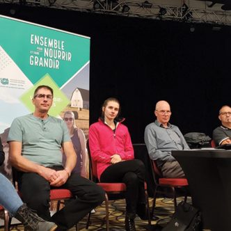 Trois duos parent-enfant ont participé à un panel de discussions portant sur la réalité régionale du transfert d’entreprises agricoles lors de l’assemblée générale annuelle de la Fédération de l’UPA de la Gaspésie-Les Îles, le 30 octobre. Photo : Gracieuseté de l’UPA Gaspésie-Les îles