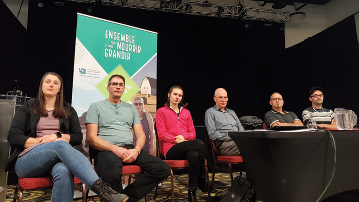 Trois duos parent-enfant ont participé à un panel de discussions portant sur la réalité régionale du transfert d’entreprises agricoles lors de l’assemblée générale annuelle de la Fédération de l’UPA de la Gaspésie-Les Îles, le 30 octobre. Photo : Gracieuseté de l’UPA Gaspésie-Les îles