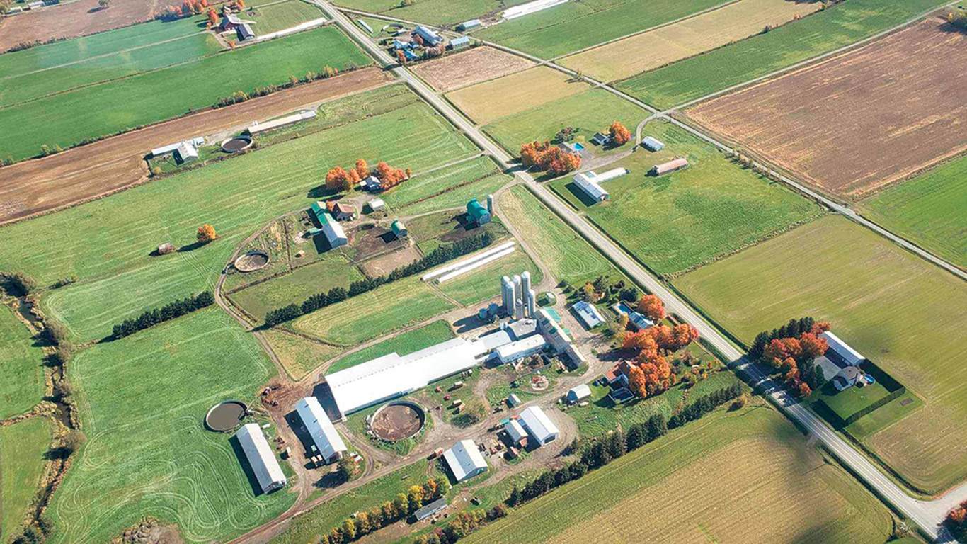 L’agriculteur est de retour dans l’entreprise familiale après que son père, Pierre, lui ait tendu la main. Photo : Gracieuseté de la Ferme J.R. Beaudoin et Fils