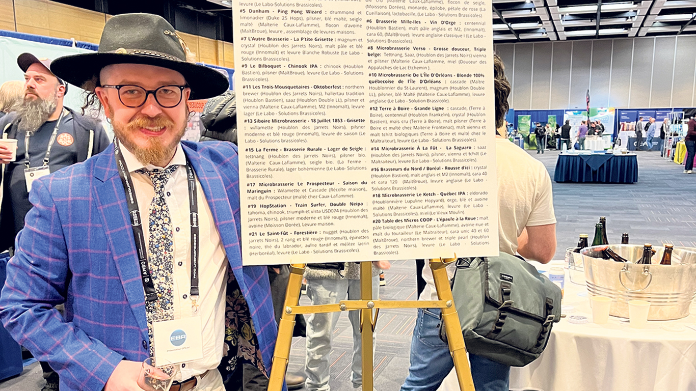 Samuel Jeanson, coordonnateur de la Filière microbrassicole du Québec, a présenté un tableau détaillant les ingrédients des 21 bières 100 % locales inscrites au concours annuel. Photo : Geneviève Quessy