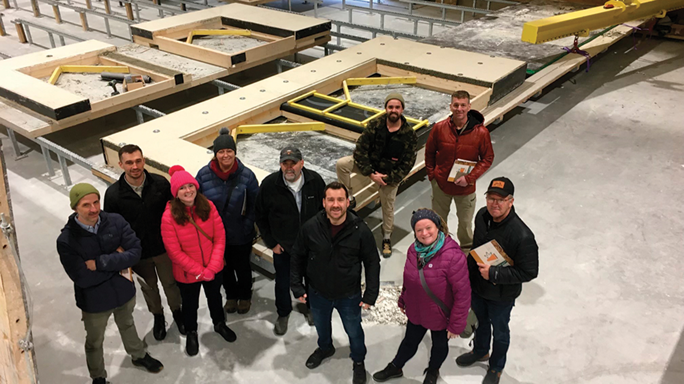 Une délégation québécoise composée d’agriculteurs et d’industriels ont visité, en 2023, la compagnie française Wall’up Préfa, qui construit des murs préfabriqués à partir de chanvre. Photos : Gracieuseté de Caroline Coulombe