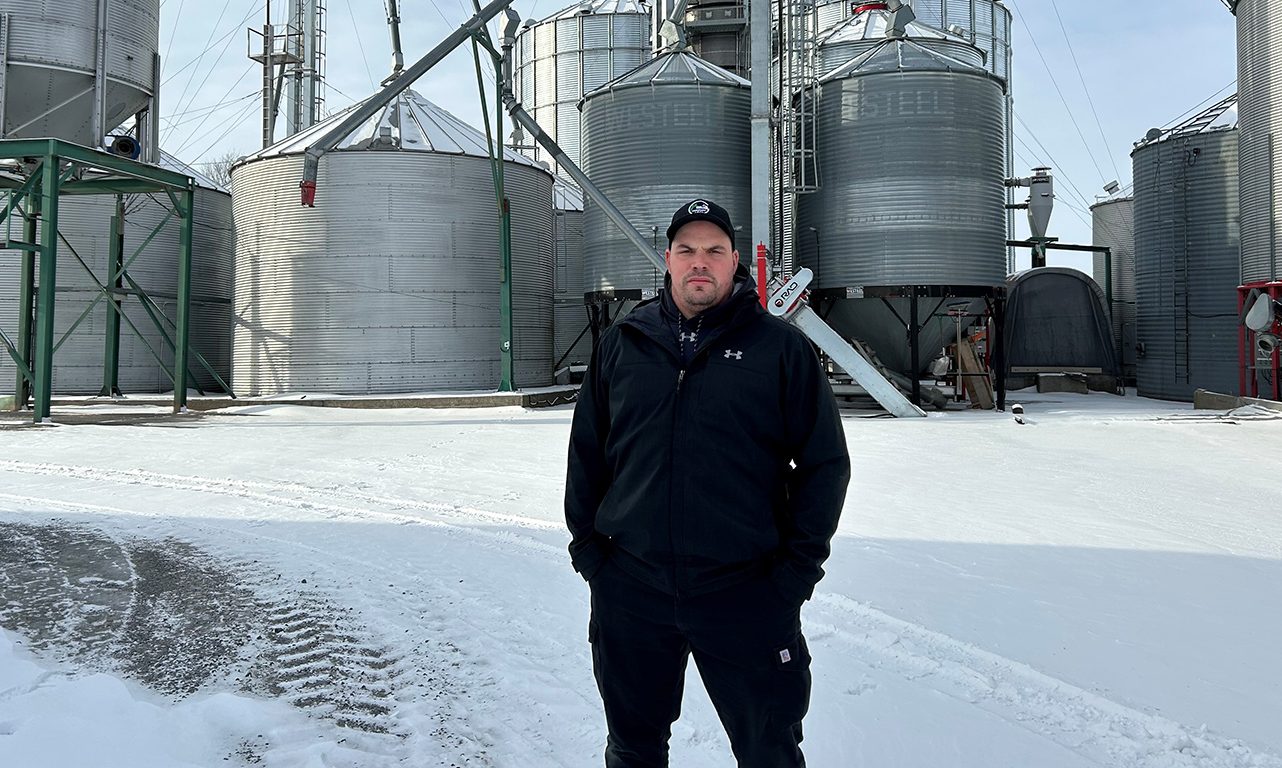 Julien Tanguay en a assez des pertes de rendement provoquées par le mauvais nettoyage des cours d’eau. Il envisage d’envoyer une mise en demeure à sa MRC. Photo : Gracieuseté de Julien Tanguay