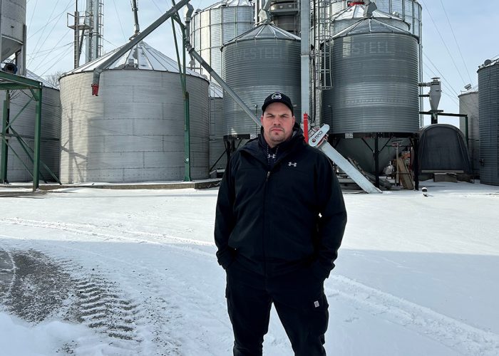 Julien Tanguay en a assez des pertes de rendement provoquées par le mauvais nettoyage des cours d’eau. Il envisage d’envoyer une mise en demeure à sa MRC. Photo : Gracieuseté de Julien Tanguay