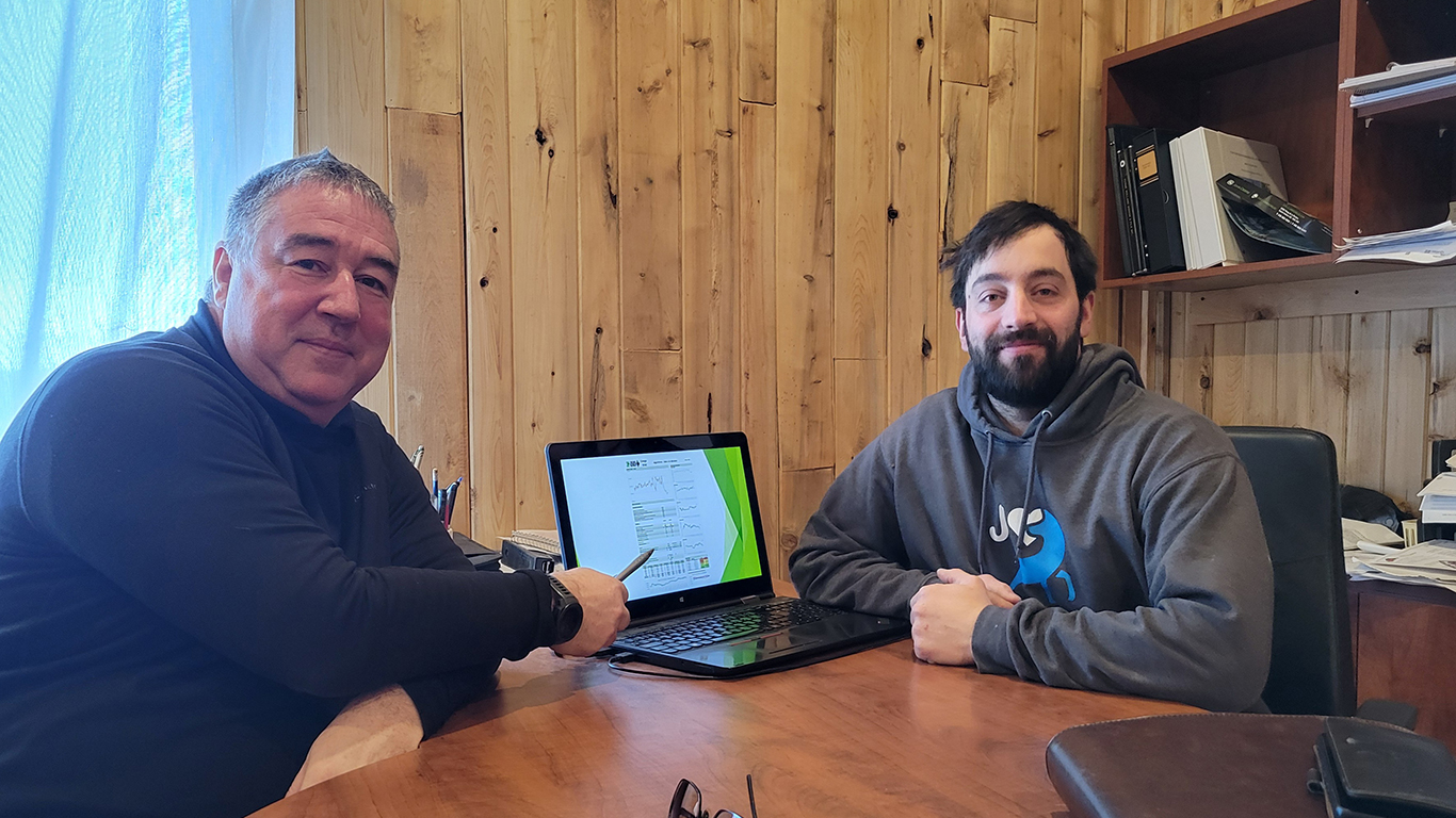 Michel Mercier et Mathieu Bisson travaillent à la création d’un organisme qui aura la tâche d’utiliser un algorithme québécois afin de prendre des positions sur la bourse de Chicago pour des producteurs de porcs ou de grains. Photo : Gracieuseté de Mathieu Bisson