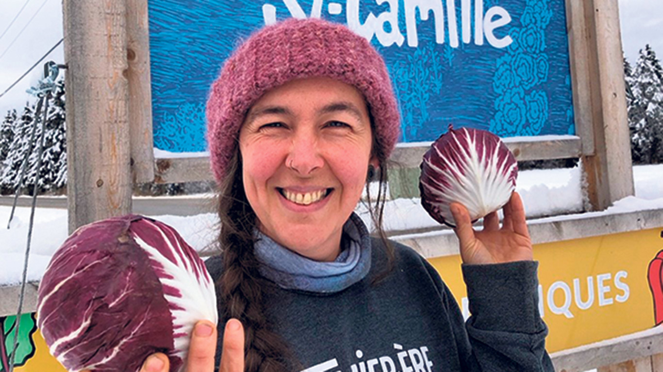 Catherine Audet, de la ferme La Clé des champs, à Saint-Camille, cultive le radicchio. Photo : Gracieuseté