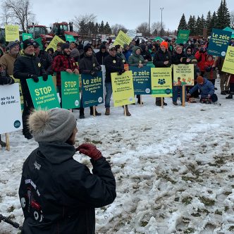 Des centaines d’agriculteurs se sont mobilisés à Saint-Jean-sur-Richelieu, le 5 avril. Photo : Caroline Morneau/TCN