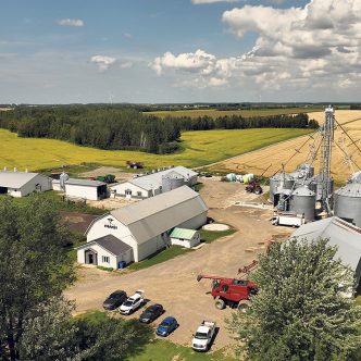 La Ferme Magi multiplie les collaborations avec des conseillers et différents organismes pour rester à la fine pointe dans l’élevage de veaux de grain et la régie des cultures.