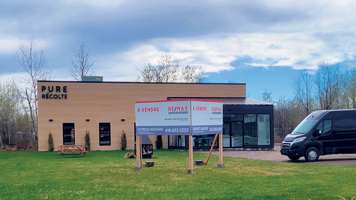 Une pancarte « à vendre » est apparue devant le bâtiment situé sur la route de l’Aéroport, à Québec. Photos : Gracieuseté de Pure Récolte