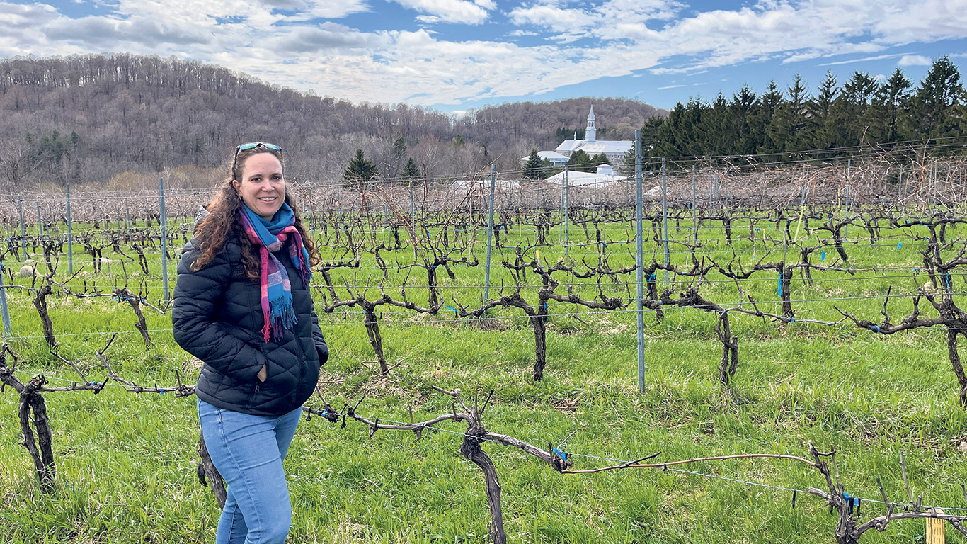 La chercheuse Caroline Provost, directrice du Centre de recherche agroalimentaire de Mirabel, dans le vignoble expérimental situé sur les terres de l’Abbaye d’Oka.