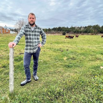 Gabriel Gagnon produit un bœuf spécialement pour nourrir sa communauté locale. Et il arrive à en vivre. Photos : Martin Ménard/TCN