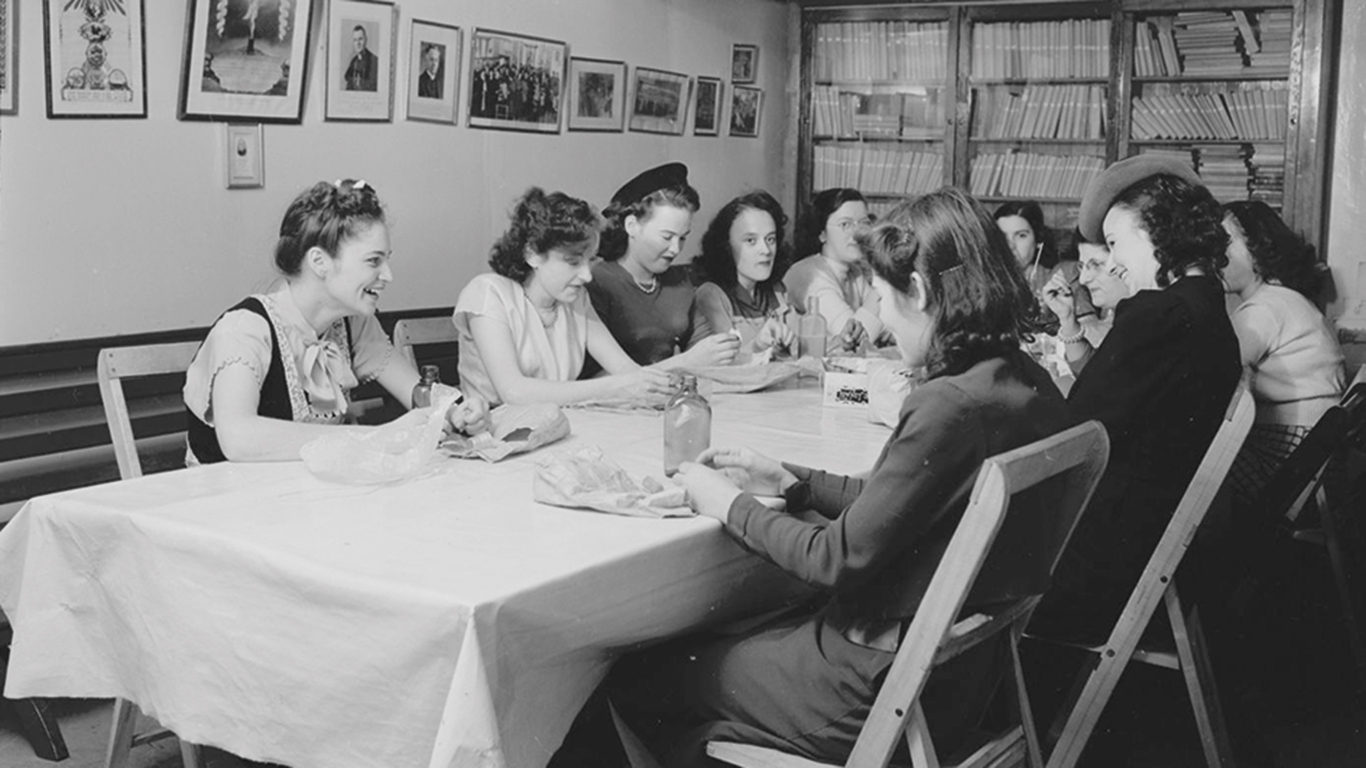 Cette photo d’archives prise au cours d’une réunion du Cercle de fermières de L’Ancienne-Lorette témoigne bien de l’esprit de partage et d’échange qui régnait à ces rencontres. Photo : Omer Beaudoin/BANQ