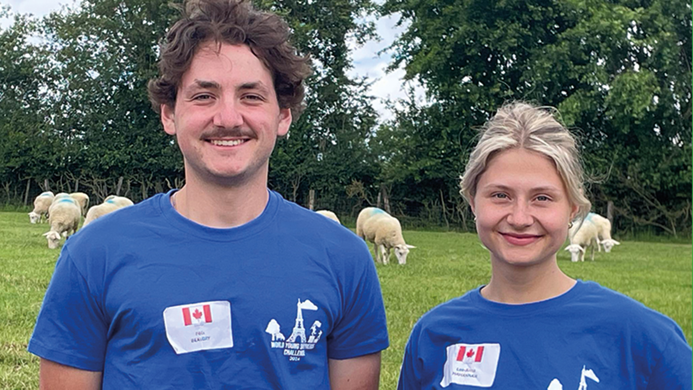 Félix Beaudry et Lee-Anna Mahannah font partie des 34 participants aux Ovinpiades, qui sont âgés de 18 à 23 ans et proviennent de 17 pays différents. Photo : Gracieuseté d’Agronovie