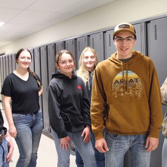 Samuel Fournier, Jade Lajoie, Mégane Bergeron, Émy Leutwyler, Alexandre Allard et Adèle Étienne finiront leur formation à l’École professionnelle de Saint-Hyacinthe dans quelques jours. Malgré les défis qui les attendent, ils restent optimistes quant au fait de travailler en agriculture, un métier qu’ils rêvent d’exercer depuis toujours. Photo : Patricia Blackburn/TCN