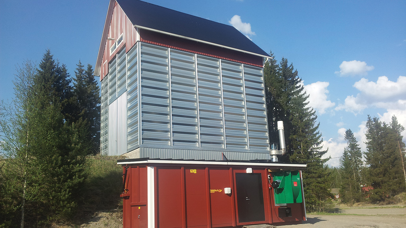Basée à Saint-Hyacinthe, la compagnie finlandaise Säätötuli Canada fabrique des générateurs à air chaud alimentés à la biomasse d’une puissance de 1,7 million de BTU qui peuvent être raccordés à un séchoir à grains. Son représentant au Québec, Topi Tulkki, estime qu’un producteur peut espérer un retour sur investissement entre 4 et 6 ans, peut être même plus rapidement en profitant des programmes gouvernementaux en place. Photo : Säätötuli Canada