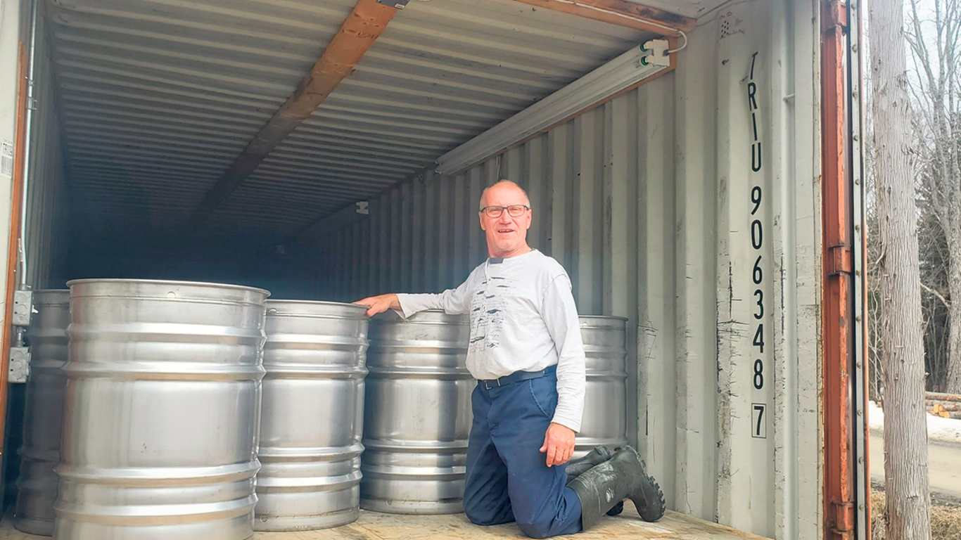 Roberto Landry a obtenu une production record en 2024, avec 600 barils de sirop pour 48 000 entailles. Photo : Gracieuseté de l’Érablière B.L.P