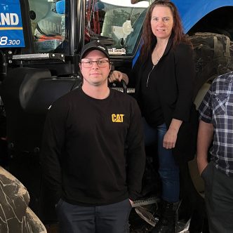 Alexandre Grenier, Johanne Pagé et Jean-François Pagé, avec l’un de leurs tracteurs. Photos : Geneviève Quessy