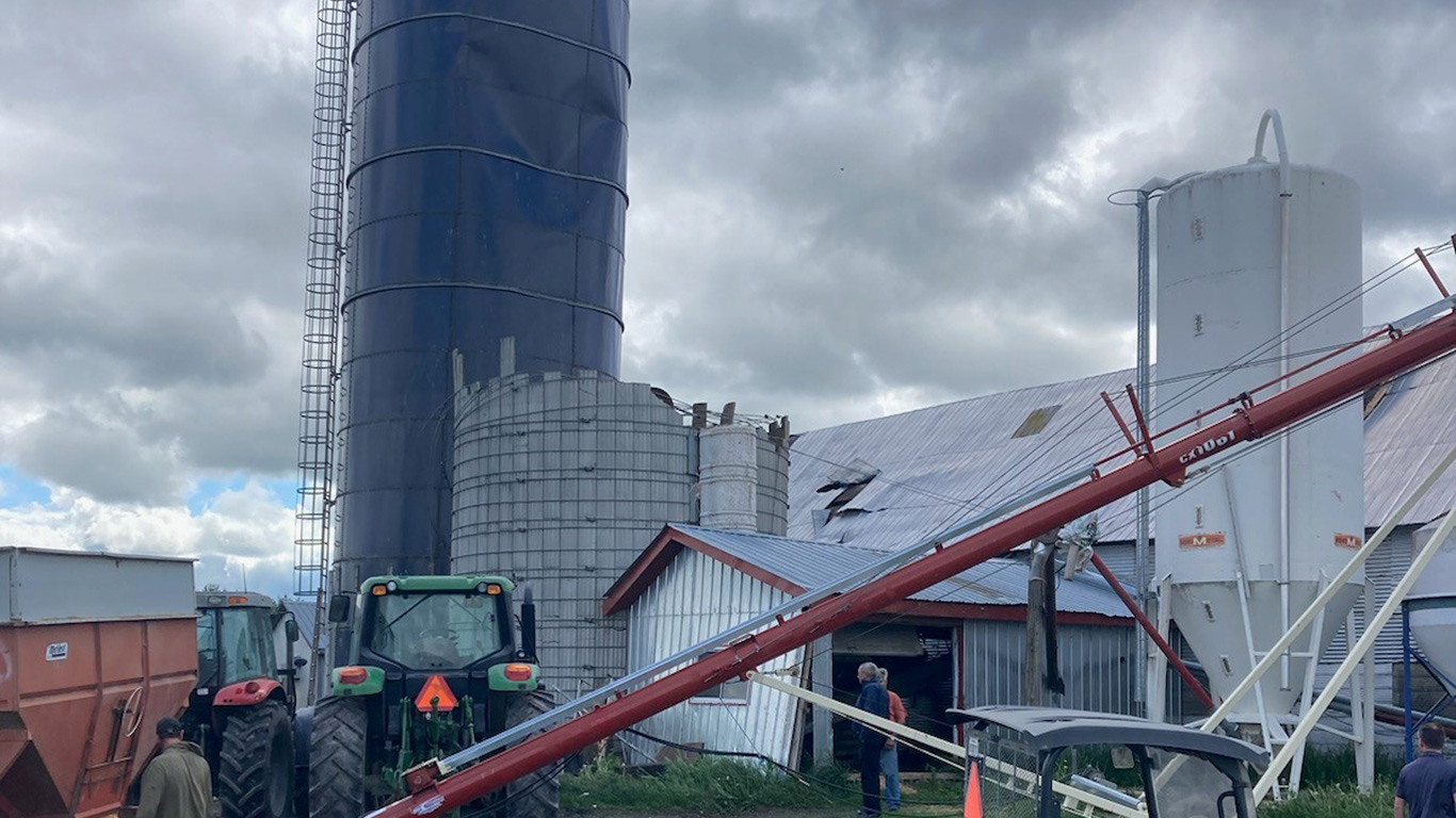 Personne n’a été blessé et les animaux sont tous sains et saufs, à la Ferme Carra, mais un silo s’est effondré (à droite) et un autre a été endommagé. Photos : Gracieuseté de la Ferme Carra