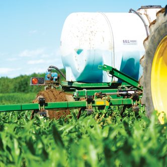 Au Québec, les acteurs du milieu agricole sont de plus en plus préoccupés par une gestion plus efficace de la fertilisation, particulièrement azotée. Photo : Martin Ménard/Archives TCN